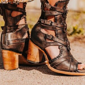 Freebird Brave Black distressed Size 7